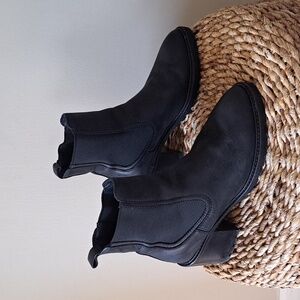 THURSDAY Boot CO. Womens Everyday Chelsea Matte Black Leather Ankle Booties S7.5